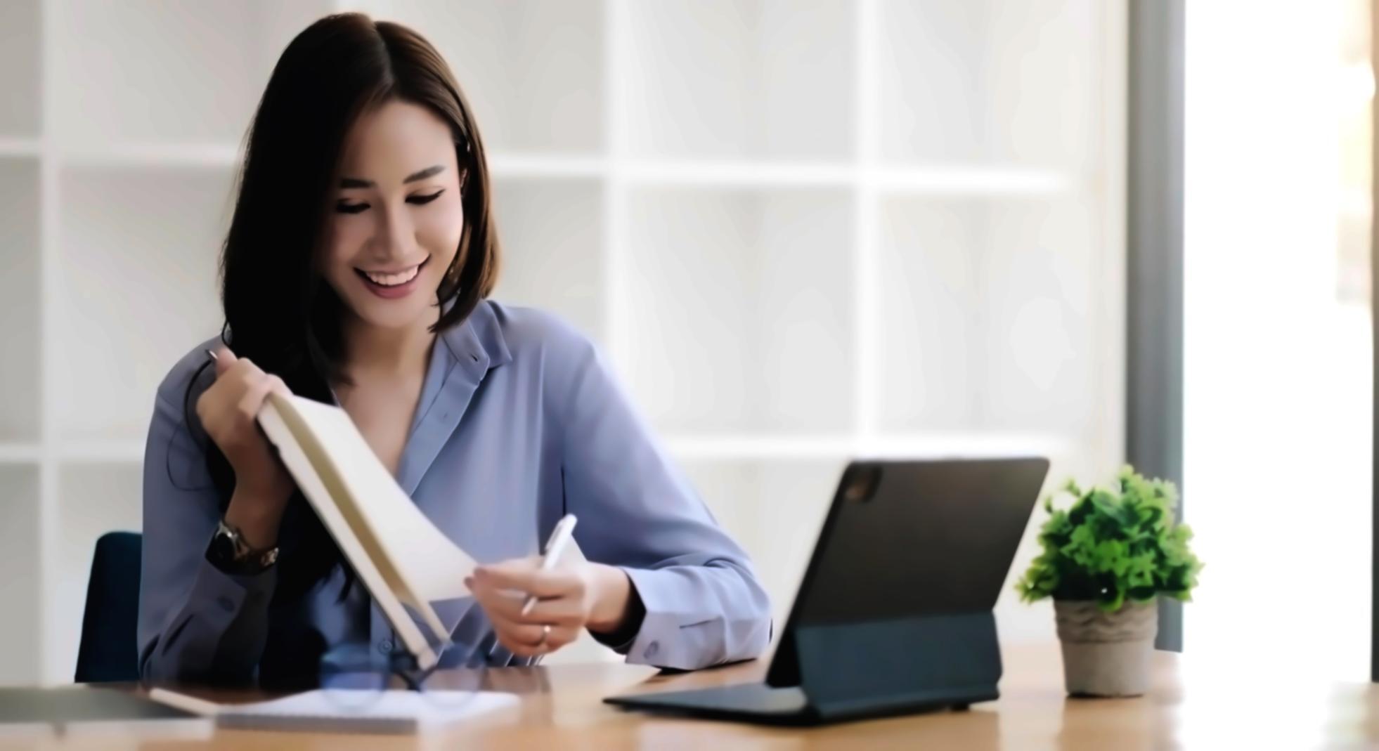 Personne organisant ses finances personnelles
