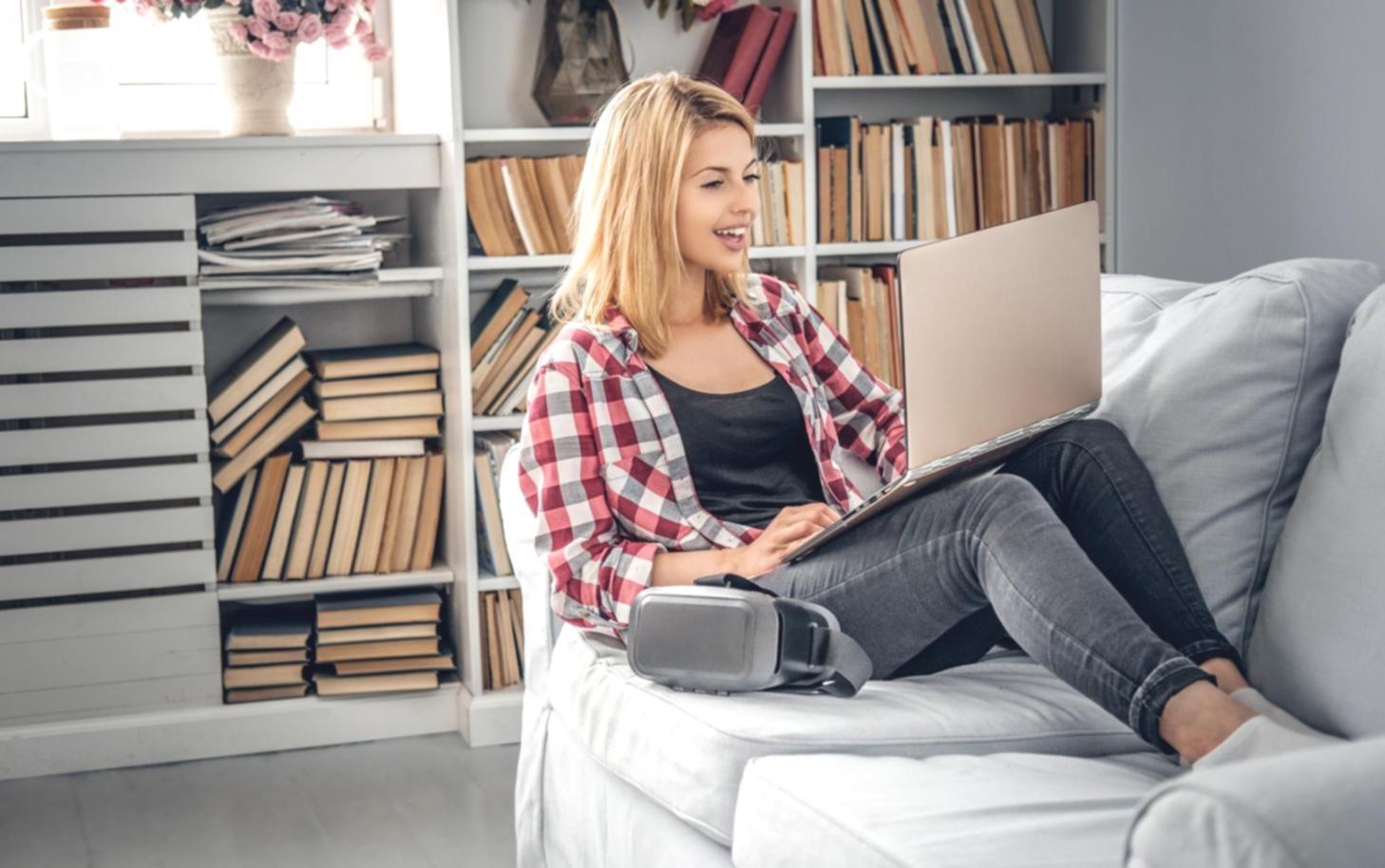 Espace de travail épuré représentant notre approche minimaliste des finances